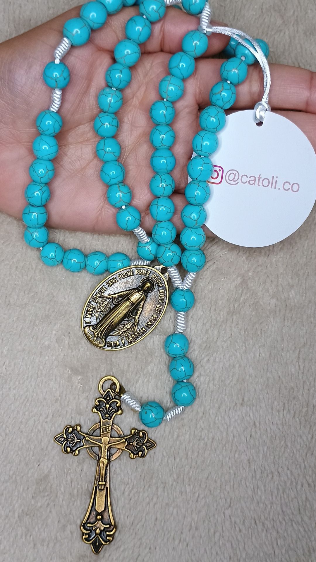 Terço em Pedra Howlita Azul Turquesa 10mm