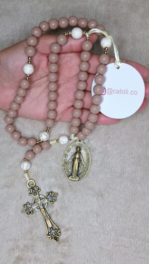 Terço em Resina Marrom e Pedra Howlita Bege 10mm