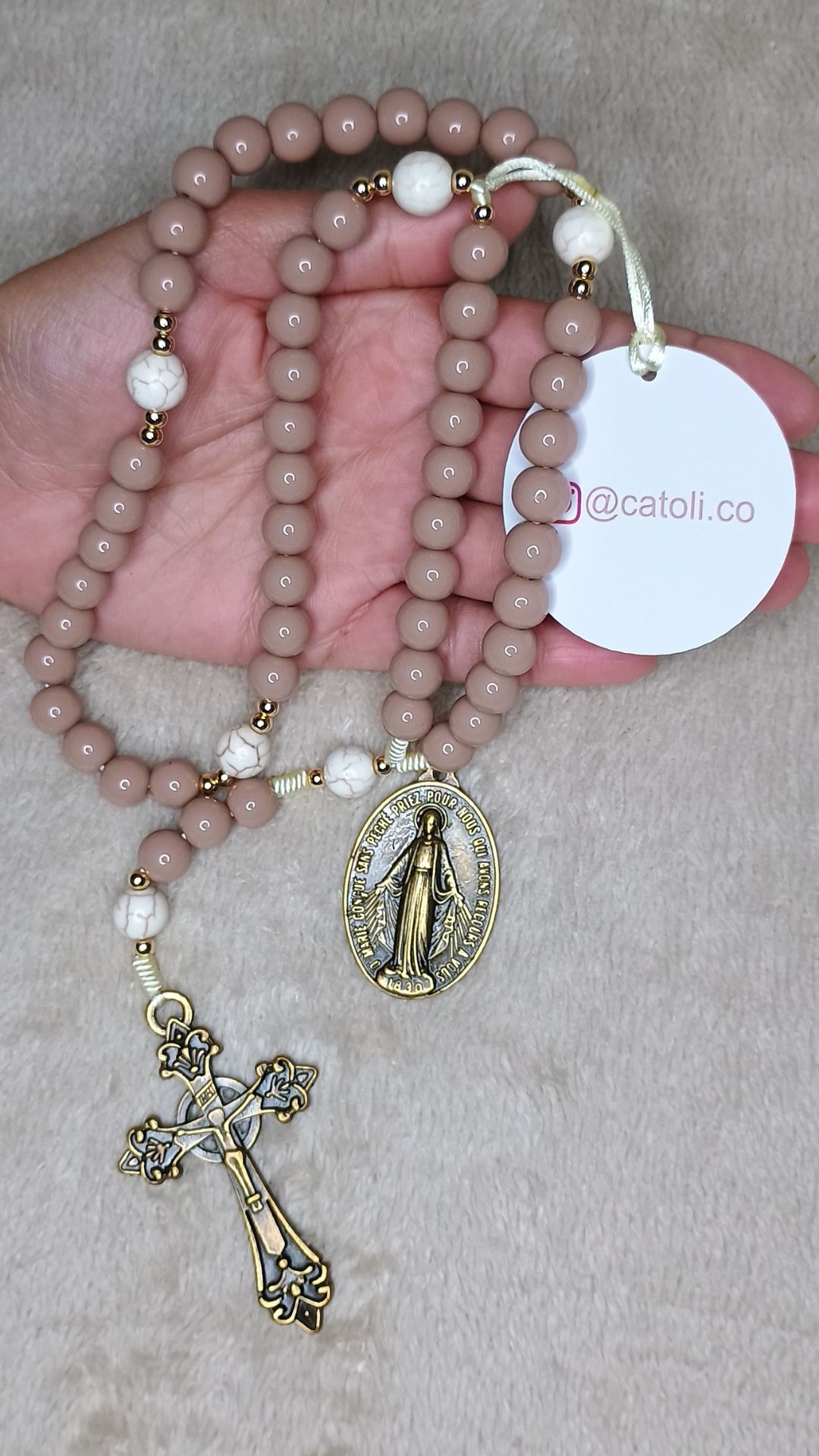 Terço em Resina Marrom e Pedra Howlita Bege 10mm